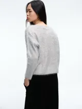 Sweater de textura peluda con escote en V, manga larga y corte recto, confeccionado en tejido suave.