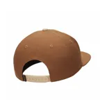 Gorra tipo snapback blanca con el logo de Jordan Jumpman bordado en negro en la parte frontal.