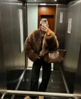 Chaqueta corta de pelo sintético color marrón, con cuello amplio y mangas abullonadas.