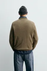Jersey de punto de cashmere con corte regular fit, cuello redondo y manga larga. Presenta acabados en rib en puños y ruedo.