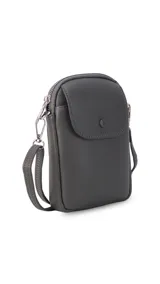 Bandolera pequeña tipo porta celular, color verde claro, confeccionada en cuero sintético. Cuenta con cierre principal, bolsillo frontal con tapa y broche a presión, y correa ajustable extraíble.