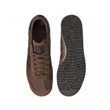 Championes urbanos Adidas modelo SL 72 RS, color marrón con detalles en tonos más oscuros y suela en color arena. Presentan un diseño retro con combinación de materiales en gamuza y textil, las icónicas tres tiras laterales y el logo de la marca en el lateral y la entresuela.