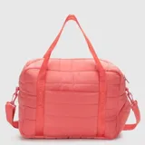 Bolso deportivo de diseño acolchado en color menta, con compartimento lateral independiente para calzado, cierre frontal y correas de mano con logo estampado. Incluye correa ajustable para el hombro.