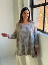 Sweater de punto con diseño animal print difuminado en tonos verdes y grisáceos, de corte holgado, cuello redondo y mangas largas con puños vueltos en color liso.