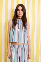 Top rayado texturado, con cuello a la base y botones en la espalda.