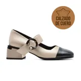 Zapato de vestir de cuero color beige y negro, con correa sobre el empeine y hebilla decorativa. Taco cuadrado.