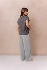 Pantalón celeste de pierna recta y silueta amplia, con cintura elástica y cordón regulable.