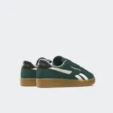 Championes Reebok Club C Grounds UK de gamuza color verde con detalles en blanco y suela de goma color caramelo.