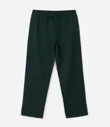 Pantalón deportivo de corte recto color verde oscuro, confeccionado en tejido de algodón y poliéster. Cuenta con cintura elástica con cordón ajustable, bolsillos laterales funcionales y una cinta decorativa lateral.
