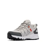 Championes de senderismo Columbia modelo Peakfreak II OutDry, color beige con detalles en gris oscuro y acentos en naranja. Presentan una estructura de malla técnica con refuerzos impresos en 3D, tecnología impermeable OutDry, sistema de ajuste Navic Fit y entresuela TechLite+ con diseño moteado. La suela Adapt Trax ofrece tracción superior en diversos terrenos.