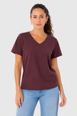 Remera de algodón de corte holgado, con cuello en V y mangas cortas.