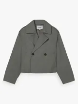 Campera estilo trench corta color beige, con solapas amplias, cierre cruzado de doble botonadura con botones oscuros y diseño holgado.