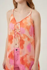Musculosa con estampado abstracto en tonos naranja y rosa, con breteles finos y escote en V con lazo ajustable.