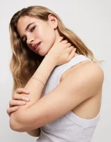 Pulsera plateada con cadena de bolitas.