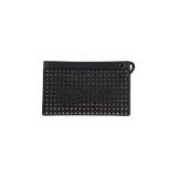Bolso tipo clutch Christian Louboutin de color negro, completamente revestido con tachas metálicas cónicas oscuras. Cuenta con cierre superior de cremallera y una presilla lateral.