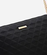 Cartera bandolera pequeña de poliuretano color negro con diseño acolchado geométrico. Cuenta con cierre superior metálico y asa de cadena dorada.