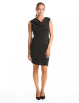 Vestido corto sin mangas con cuello volcado y detalle de drapeado horizontal en la cintura. Confeccionado en tejido con acabado brillante tipo lurex, presenta un corte ajustado que estiliza la figura.