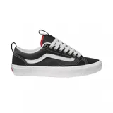 Championes Vans modelo Skate Old Skool 36+, color negro con detalles en blanco. Presentan la clásica banda lateral, suela de goma vulcanizada y lengüeta con detalle en rojo.