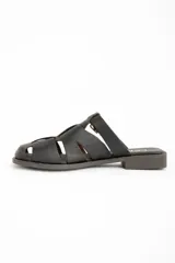 Zueco tipo cangrejera de cuero marrón oscuro, estilo mule (sin talón), con tiras trenzadas en la parte delantera y hebilla ajustable en el empeine.