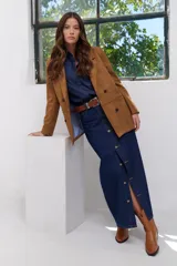 Falda larga de jean azul con abertura frontal y cierre con botones.