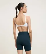 Bermuda ciclista deportiva de tiro alto, color celeste claro, ajustada al cuerpo.