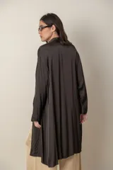 Túnica italiana larga en satén de seda color azul marino liso, de corte suelto con bolsillos laterales.