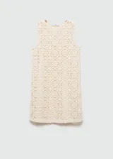 Vestido corto de crochet con diseño de flores, cuello redondo y corte recto. Cuenta con forro interior y diseño sin mangas.