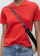 Camiseta de manga corta con cuello en pico, confeccionada en algodón regenerativo de gramaje medio, con diseño recto y ajuste regular.