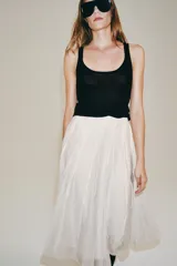 Falda midi de tiro medio de la colección ZARA Woman, confeccionada en mezcla de lyocell con acabado fluido y bajo en línea evasé. Cuenta con forro interior a tono y cierre lateral con cremallera oculta.