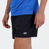 Short de running New Balance de 5 pulgadas, color negro, con tecnología NB DRY que absorbe la humedad y slip interior transpirable. Presenta bolsillos para las manos y un bolsillo discreto en el lado derecho, además de cordones externos y logo reflectante.