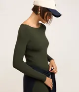 Vestido midi de punto acanalado de la marca Marfinno, color negro, de corte ajustado, con cuello barco y mangas largas.