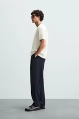 Camiseta de manga corta color amarillo pálido, con cuello redondo acanalado y corte relajado.