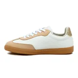 Championes deportivos para mujer, color blanco y beige, con detalles en dorado brillante y suela de goma color caramelo.