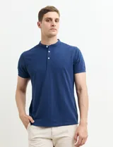 Remera blanca de algodón con cuello mao y media botonadura.