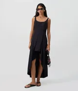 Vestido midi asim&eacute;trico de color negro, con escote cuadrado, breteles anchos regulables y panel frontal superpuesto.