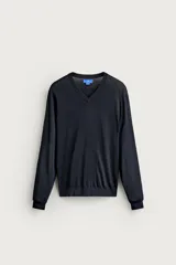 Sweater de punto regular fit tejido en seda de color negro, con cuello en pico y manga larga. Cuenta con acabados en rib.