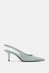Zapato de tacón destalonado color verde menta, con acabado en punta fina, tira trasera elástica y tacón fino medio.