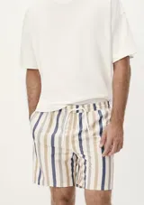 Short de hombre con estampado a rayas verticales en tonos beige, gris y azul. Tiene cintura elástica con cordón ajustable.