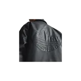 Campera bomber Adidas Santiago de cuero sintético negro, con cuello camisero, cierre frontal, puños y dobladillo elastizados.