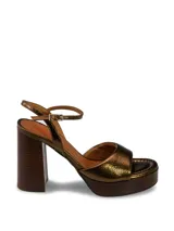 Sandalias de cuero color bronce metalizado con plataforma de madera y taco cuadrado.