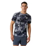 Remera deportiva New Balance de hombre con estampado camuflado en tonos grises, azules y negros. Confeccionada en poliéster reciclado con tecnología NB DRYx de secado rápido y detalles reflectantes.
