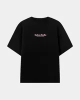 Remera oversize negra con diseño gráfico en la espalda que incluye la inscripción "Kaboa Radio" y un personaje ilustrado, de corte amplio y mangas cortas.