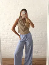 Pantalón celeste con rayas verticales blancas, de corte recto y cintura elastizada con cordón ajustable.