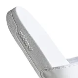 Sandalias tipo ojotas adidas Adilette, color blanco con el logo del trébol de la marca en negro sobre la banda superior.