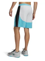Short de básquet Under Armour Curry Splash, de color blanco con paneles en celeste y detalles en negro. Confeccionado en tejido de punto texturizado, transpirable y de secado rápido, cuenta con cintura elástica con cordón interno y bolsillos laterales.