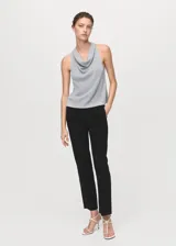 Top gris plateado de tejido de punto fino con hilos de lúrex, cuello drapeado, tirantes anchos y diseño sin mangas.