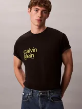 Remera de algodón negro Calvin Klein con cuello redondo, manga corta y logotipo estampado en amarillo alineado en la parte derecha del pecho.