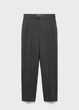 Pantalon de vestir de corte recto y tiro medio, confeccionado en tejido fluido con estampado de raya diplomática. Cuenta con trabillas para cinturón, cierre oculto de botón, gancho y cremallera, y dos bolsillos laterales de ribete.
