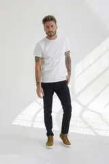 Pantalón de jean negro de corte ajustado.