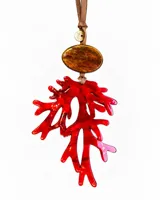 Collar largo con cordón de cuero, dije grande de resina en forma de coral de color rojo jaspeado, y pieza ovalada superior de efecto carey.